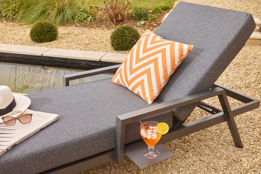 Bramblecrest Amsterdam Lounger with Side Table