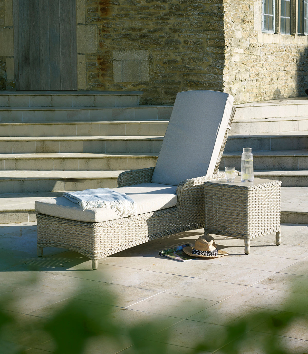 Bramblecrest Chedworth Lounger and Coffee Table Set